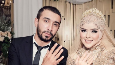 Siti Liza Resmi Menikah Dengan Pria Bule Asal Arab