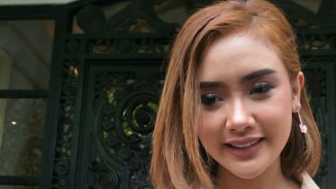 Pajang Foto Bercelana Pendek, Cita Citata Jadi Sorotan