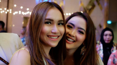 Cantiknya Senyum Ayu Ting Ting, Selfie Bareng Vega Darwanti