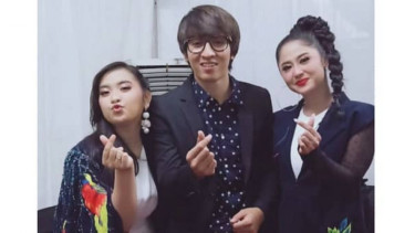Keren! Dewi Perssik dan Lebby Wilayati Nyanyi Bareng Ilux