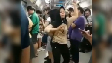 Viral, Seorang Wanita Asyik Berjoget di Dalam Kereta Ramai Penumpang