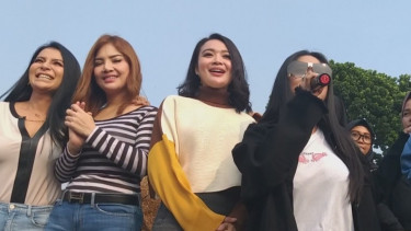 Biduan Cantik Ajak Bergoyang Polri dan TNI di Gedung DPR
