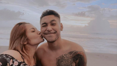 Pamer Kurma Muda, Tato Suami Siti Badriah Jadi Sorotan