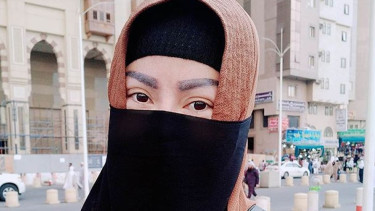 Geger Potret Dewinta Bahar Pakai Cadar