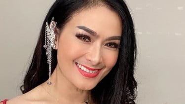 Jadi Sorotan, Potret Iis Dahlia Disebut Keliatan Gigi