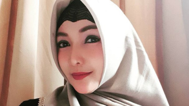 Geger! Suami Roro Fitria Menari Telanjang Depan Foto Mendiang Ibunya