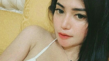 Ingat Biduan Mandi & Keramas Di Atas Motor? Ini Foto Seksinya!