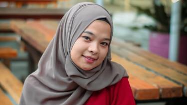 Lirik Lagu Gaun Merah - Tryana