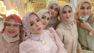 Masya Allah, Fitri Elvy Bersama Para Wanita Cantik Bikin Kaget