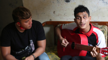 Mengagetkan, Ruri Wantogia Belikan Gitar untuk Pria Tuna Netra