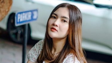 Lirik Lagu Di Saat Aku Merasa Sedih - Nella Kharisma