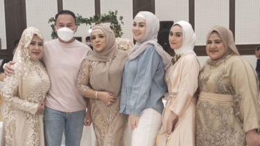 Tak Ada Kabar, Jennifer Dunn Tertangkap Kamera di Acara Elvy Sukaesih