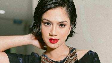 5 Potret Hana Saraswati 'BUKU HARIAN SEORANG ISTRI' Pakai Kain Tenun
