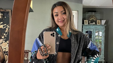 Nirina Zubir Pamer Perut Rata di Usia 42 Tahun, Respon Inul Disorot