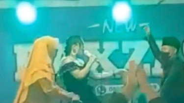 Viral! Pria Paruh Baya Asyik Joget Dengan Biduan Malah Dikeplak Istri