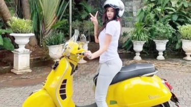 Gaya Aura Kasih Naik Vespa Bikin Gemas, Netizen Malah Salah Fokus