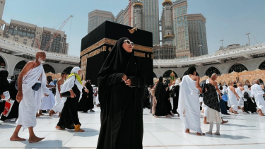 5 Potret Evi Masamba saat Umroh: InsyaAllah Aku Pasti ke Sini Lagi