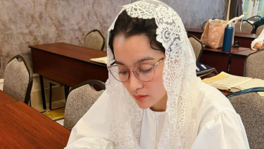 Publik Dikagetkan Agama yang Dianut Marcella Zalianty Setelah Buka Kitab Suci