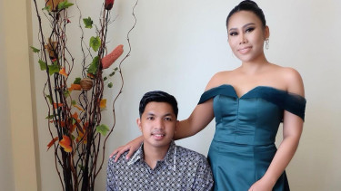 Sempat Isu Cerai, Heboh Foto Kemesraan Evi Masamba dan Suami