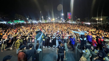 Tiru Aksi King Nassar, Penyanyi Dangdut Asal Thailand Ini Panjat Tiang di Panggung