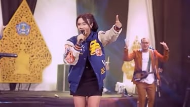Lirik Lagu Ditinggal Pas Sayang Sayange - Della Monica