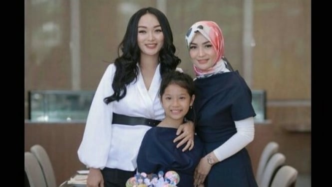 Zaskia Gotik dan Imel Putri