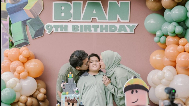 Ririe Fairus dan Ayus Sabyan dalam acara ulang tahun anak mereka