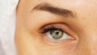 Cara Mudah Hilangkan Garis Halus dan Lingkaran Hitam di Bawah Mata dengan 2 Bahan Dapur