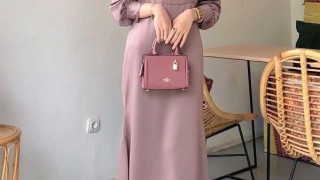 5 Model Dress Panjang Terbaik Inneke Koesherawati untuk Ibu-ibu Jelang Usia 50 Tahun