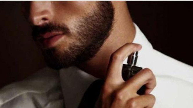 Ilsutrasi memakai parfum 