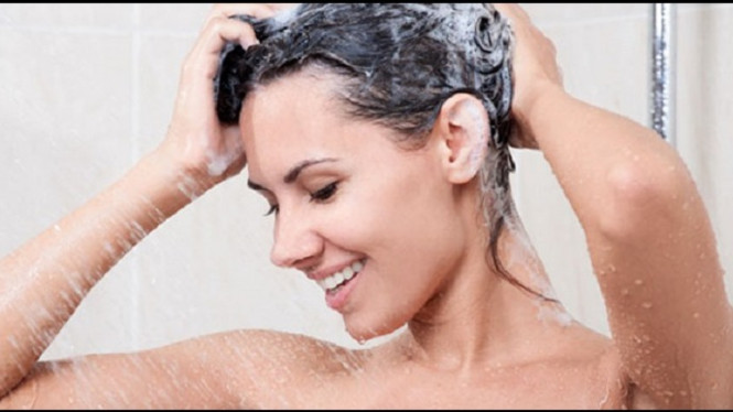 Ilustrasi wanita keramas.