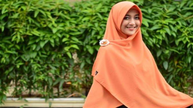 Ilustrasi berhijab sesuai warna kulit.