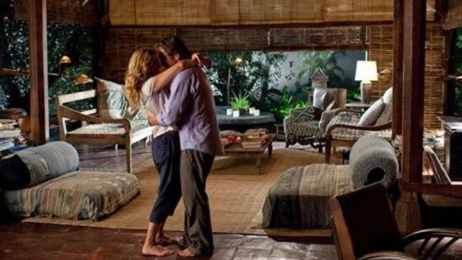 Ilustrasi adegan ciuman di rumah kayu di film Eat Pray Love