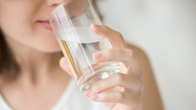 Minum air putih.