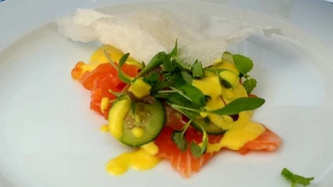 Sajian pembuka di Melbourne Wine and Food Festival 2018, salad ikan dengan saus kunyit dan krupuk. 