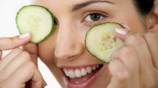 Ilustrasi menggunakan mentimun untuk mata.