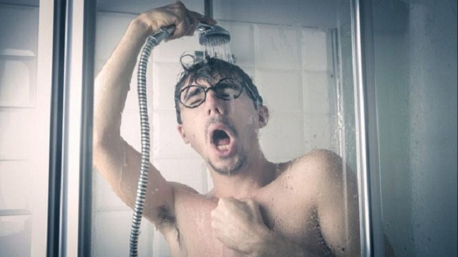 Pria di kamar mandi.