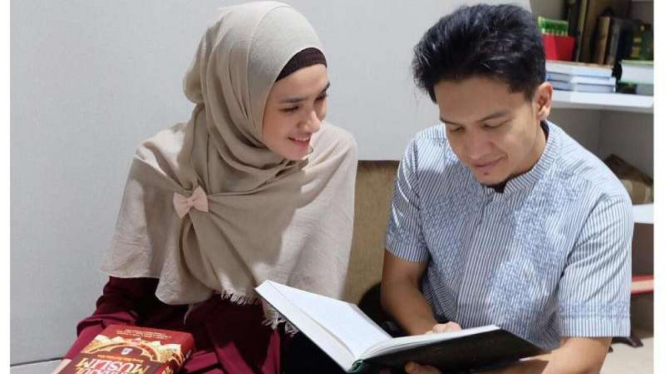 Kisah Hijrah Pasangan Artis Dimas Seto Dan Dhini Aminarti