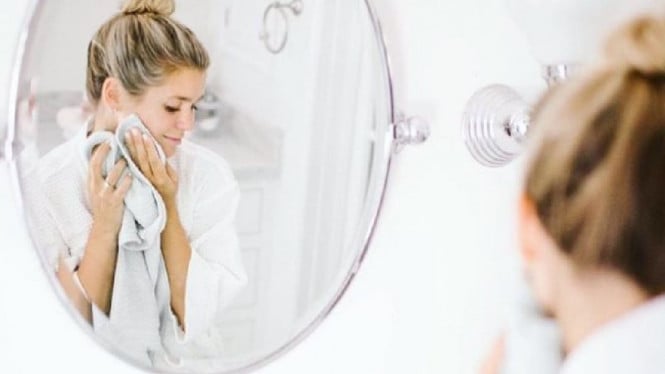 Ilustrasi mengeringkan wajah dengan handuk