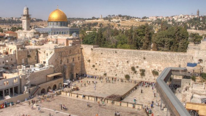 Yerusalem menjadi tempat yang signifikan bagi tiga agama, yakni Yahudi, Kristen, dan Islam.