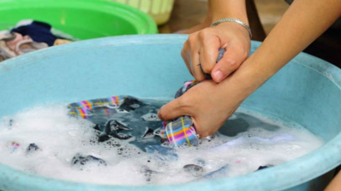 Ilustrasi mencuci pakaian.