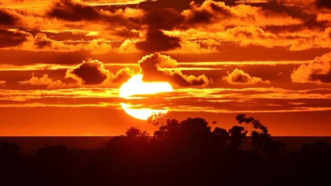 Pemandangan matahari terbenam