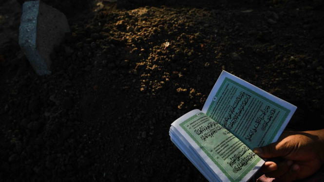 Keluarga relawan penyelam Syachrul Anto berdoa seusai pemakaman almarhum di Surabaya, Jawa Timur