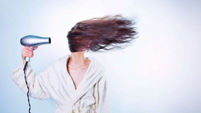 Ilustrasi rambut/mengeringkan rambut/hairdryer.