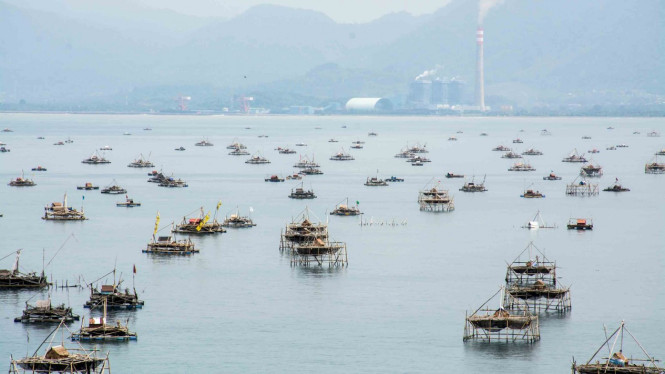 Ratusan bagan nelayan berada di perairan Pelabuhan Ratu, Kabupaten Sukabumi, Jawa Barat