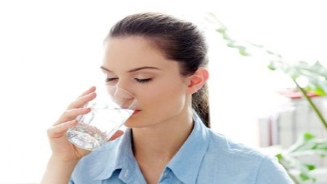 Ilustrasi minum air putih