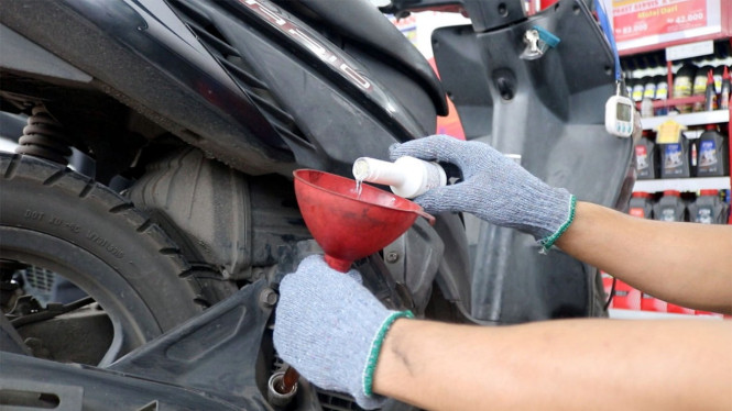 Cairan pembersih mesin motor