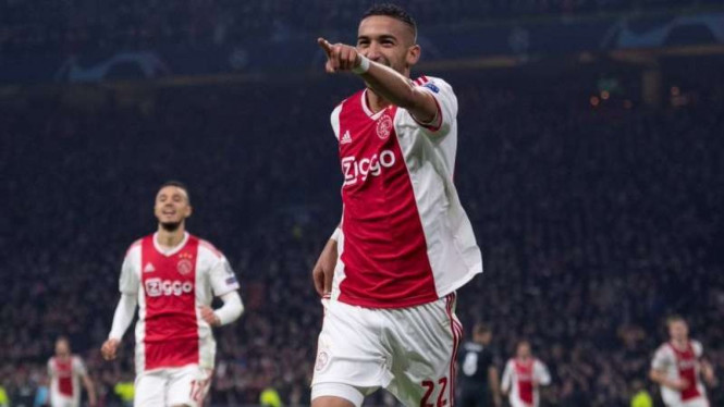 Bintang muda Ajax Amsterdam, Hakim Ziyech, melakukan selebrasi usai mencetak gol