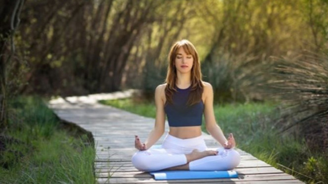 Ilustrasi wanita yoga.