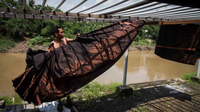 Pengrajin menjemur kain batik saat proses produksi batik printing di desa Pilang, Masaran, Sragen, Jawa Tengah, Rabu, 20 Februari 2019.